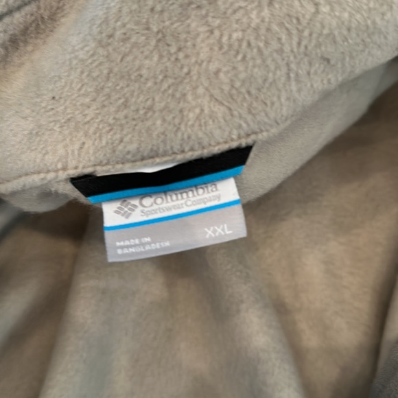 Tan and gray/ 2-toned zip Columbia fleece vest, like new - Picture 5 of 5